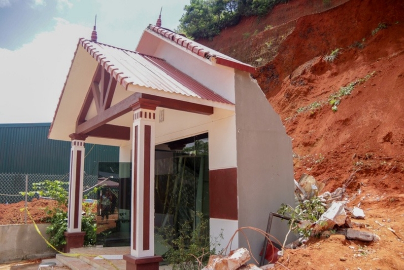 Hiện trường vụ sạt lở đất làm sập nhà ở Lạng Sơn, 2 vợ chồng tử vong - 2