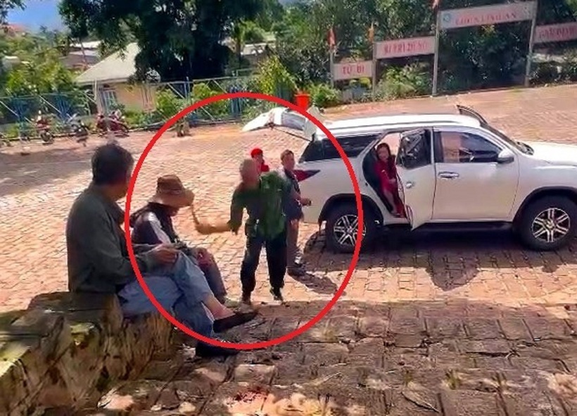 Ông N.Đ.L dùng gậy cao su đánh người bán hàng rong. Ảnh: Người Lao Động