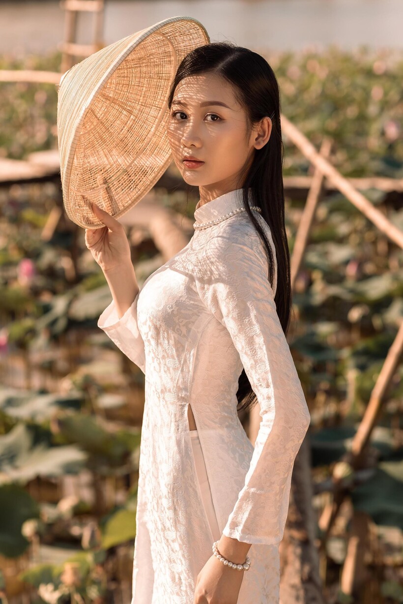 Nét dịu dàng của tân Hoa hậu trong tà áo dài.