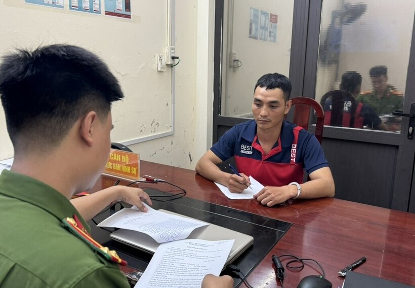 Đối tượng Dương Đức Trường tại cơ quan công an. Ảnh: Công an tỉnh Quảng Ninh.