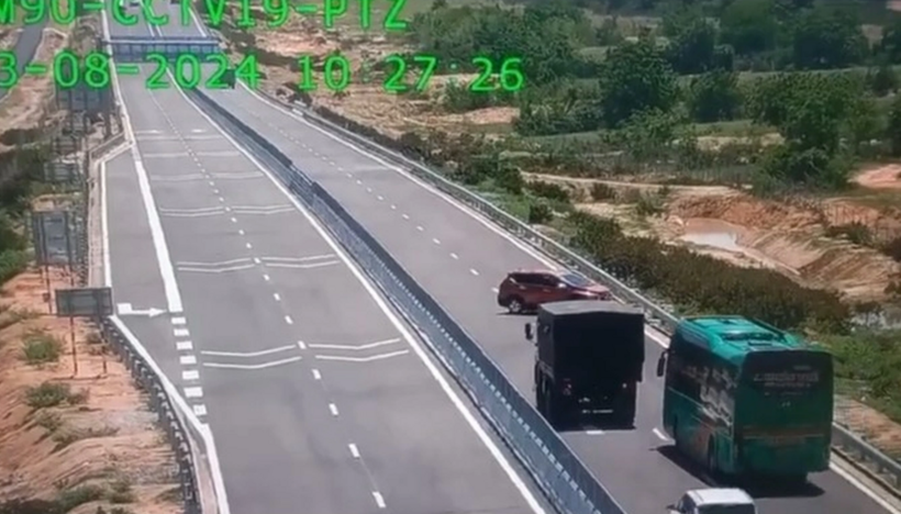 Tài xế quay đầu xe chạy ngược chiều trên cao tốc Cam Lâm - Vĩnh Hảo, đoạn qua tỉnh Ninh Thuận. Ảnh: Báo Dân trí.