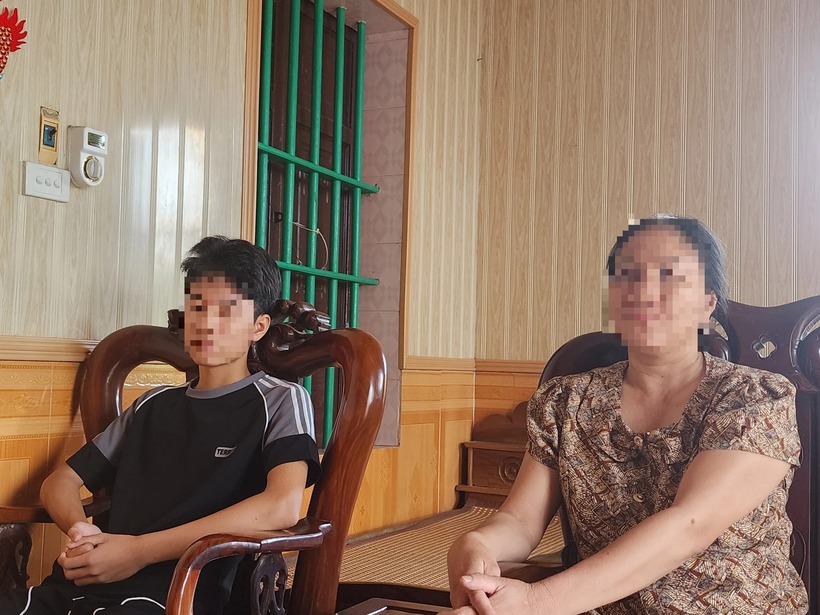 Nam sinh suy sụp sau khi biết điểm thi. Ảnh: Báo Thanh Niên