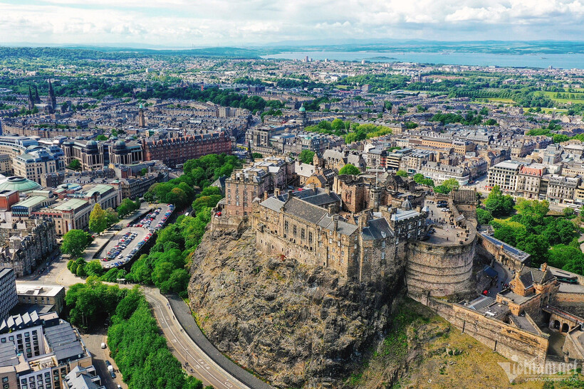 Lâu đài Edinburgh nhìn từ trên cao. Ảnh: Vietnamnet