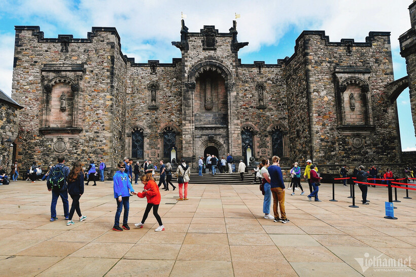 Khách du lịch tới Edinburgh đều muốn ghé thăm lâu đài này. Ảnh: Vietnamnet