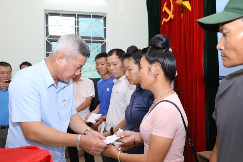 Đồng chí Đỗ Chí Thanh – Phó Tổng Giám đốc Petrovietnam tặng quà, chia sẻ, động viên các hộ gia đình bị thiệt hại năng nề do mưa lũ, sạt lở đất gây ra.