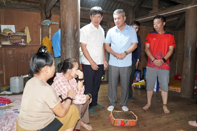 Đồng chí Đỗ Chí Thanh – Phó Tổng Giám đốc Petrovietnam thăm hỏi, chia buồn, động viên gia đình có người thân mất do lũ quét.