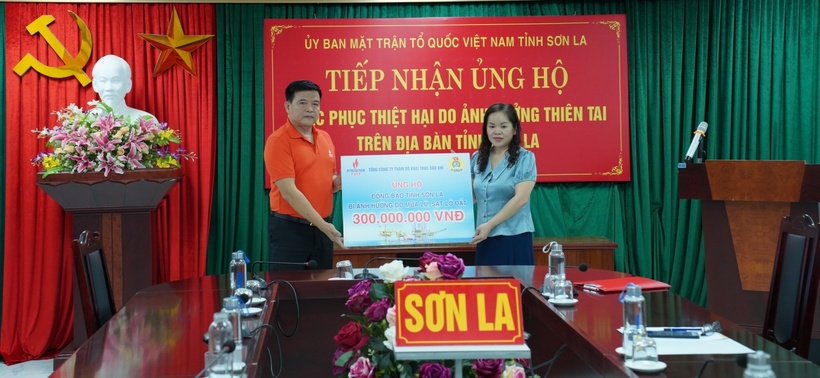 Đồng chí Kiều Ngọc Anh - Chủ tịch Công đoàn PVEP trao tặng tiền hỗ trợ tỉnh Sơn La khắc phục hậu quả mưa lũ.