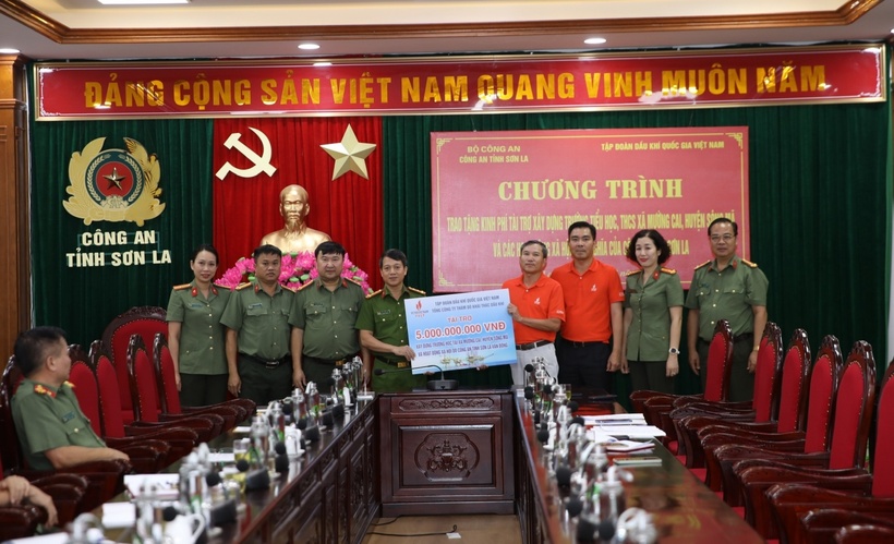 Đồng chí Hoàng Ngọc Trung - Phó Tổng Giám đốc PVEP trao biển tưởng trưng tài trợ xây dựng trường tiểu học, THCS xã Mường Cai.