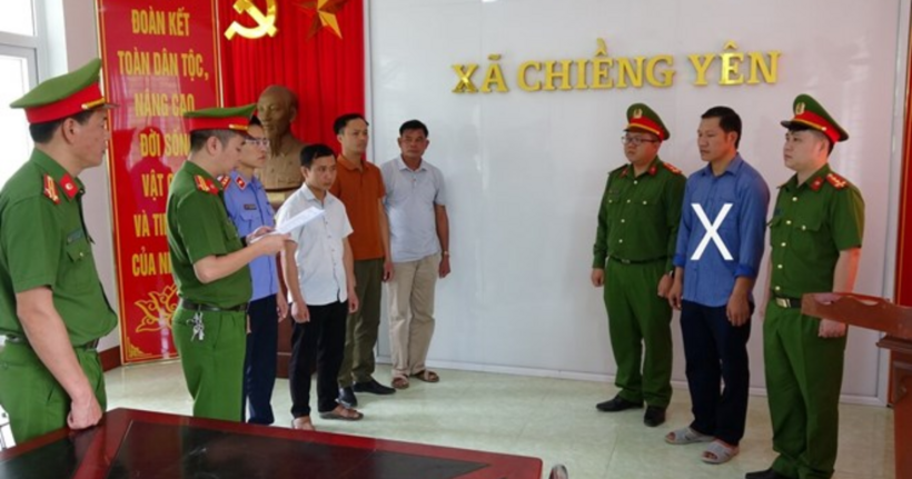 Cơ quan CSĐT Công an tỉnh Sơn La thi hành các quyết định đối với đối tượng Hà Văn Phúc (nguyên Chủ tịch xã Chiềng Yên, huyện Vân Hồ). (Ảnh: Cao Thiên)
