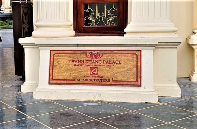 Cung điện có tên là Thành Thắng vì chủ nhân vốn có hai người con trai tên là Thành và Thắng. Nằm bên mặt đường QL1A (tại xã Gia Thanh, huyện Gia Viễn, Tỉnh Ninh Bình), cung điện có khuôn viên rộng khoảng 10.000m2 với hệ thống cổng và rào chắn kiên cố bao quanh. Mặt sàn xây dựng của tòa lâu đài chính 6 tầng này khoảng 2.000m2.