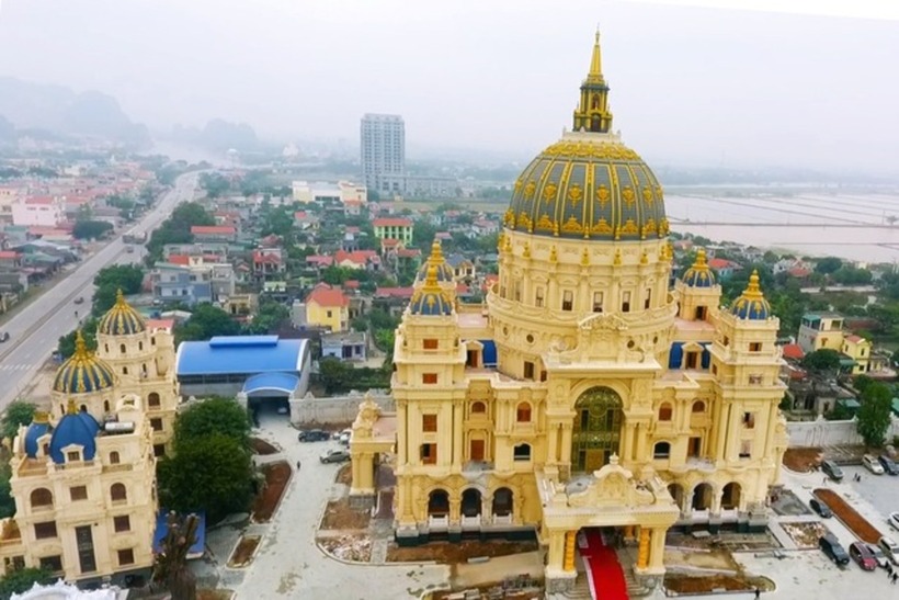 Chủ nhân của cung điện này là ông Đỗ Văn Tiến - một “đại gia” hoạt động trong lĩnh vực sản xuất xi măng. Cung điện khởi công năm 2016, riêng phần xây thô đã tiêu tốn khoảng khoảng 400 tỷ đồng. Các hạng mục khác như trần, cột, kèo, gian thờ... được làm hoàn toàn bằng gỗ gõ đỏ có tổng giá trị khoảng 100 tỷ đồng.