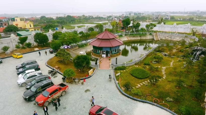 Bao quanh không gian sống là những khoảng vườn với nhiều cây cổ thụ, gồm cả tùng La Hán, lộc vừng, thông...