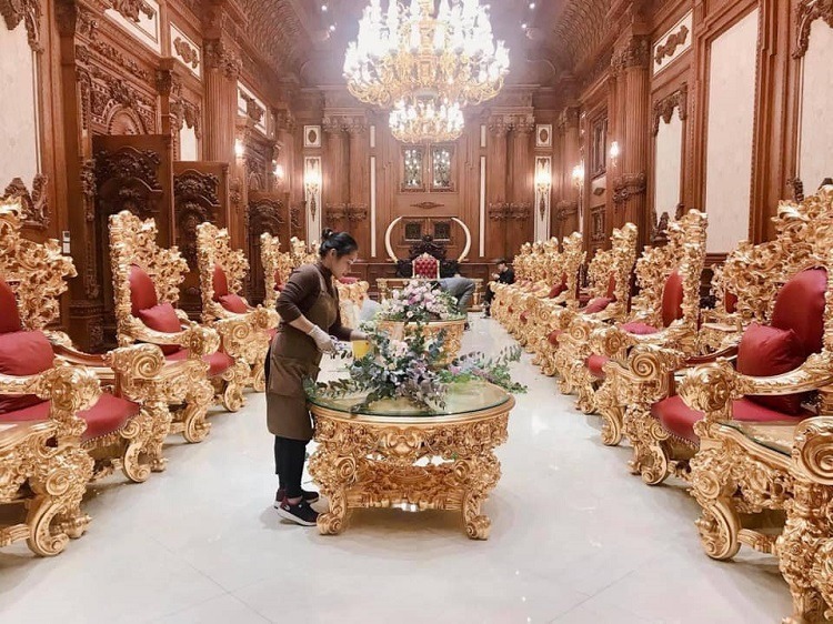 Bộ bàn ghế thiết kế tinh xảo, đặt thành dãy dài cùng đèn chùm pha lê nổi bật.