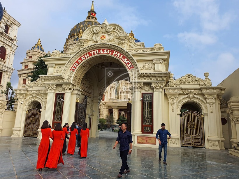 Theo chia sẻ của ông Tiến, công trình này được lấy ý tưởng từ Nhà thờ Thánh Peter và những công trình ở Vatican (Italy) kết hợp với một số chi tiết thuần Việt và sở thích của gia chủ.
