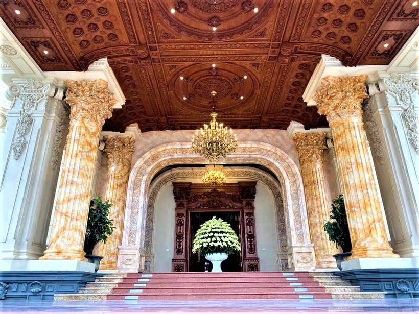 Cung điện Thành Thắng được chia thành khối. Trong đó, 2 khối gần mặt đường được dành cho con trai. Ngoài việc để ở, khu nhà chính còn được ông Tiến sử dụng làm văn phòng công ty.