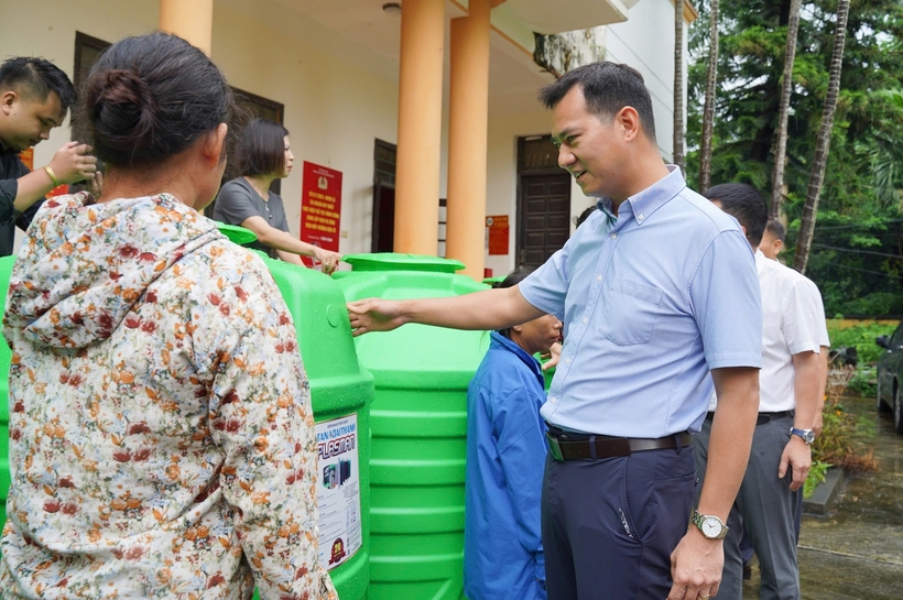 Ông Phạm Minh Đức, Phó Tổng Giám đốc Tập đoàn Tân Á Đại Thành động viên người dân xã Tân Tiến vượt qua khó khăn