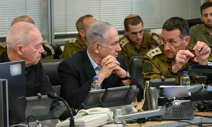 Thủ tướng Israel Netanyahu (giữa) họp cùng các quan chức an ninh tại Tel Aviv ngày 20/7. Ảnh: Bộ Quốc phòng Israel