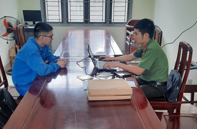Cơ quan An ninh điều tra lấy lời khai đối tượng Nguyễn Công Sơn. (Ảnh: Công an)