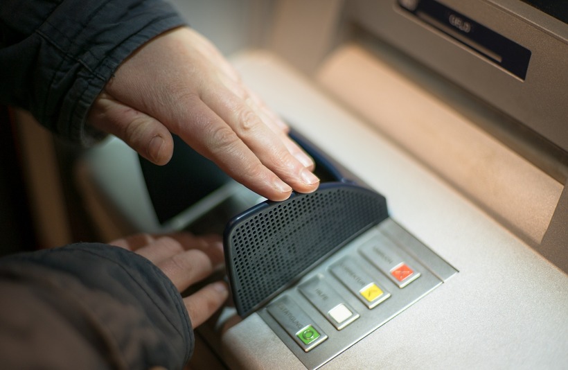 Những điều cần lưu ý khi chuyển tiền qua ATM. Ảnh minh họa