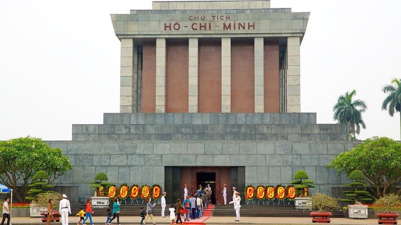 Người dân Việt Nam vào thăm quan Lăng Bác không mất phí.
