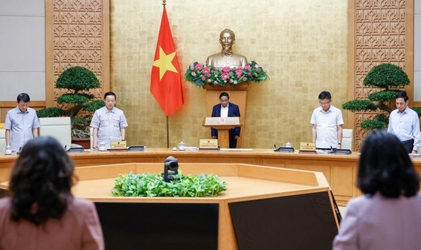 Chính phủ đã dành phút mặc niệm tưởng nhớ Tổng Bí thư Nguyễn Phú Trọng (Ảnh: VGP).