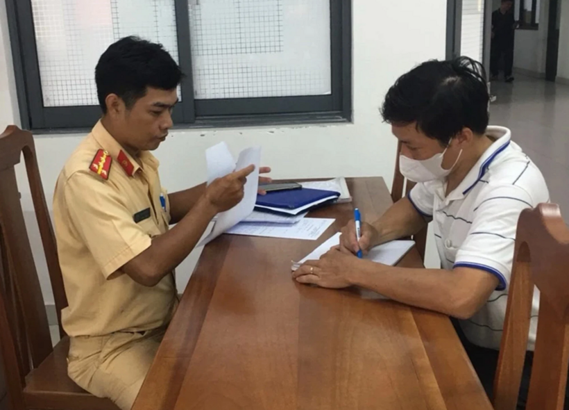 Đội CSGT-TT Công an Quận 3 đã lập biên bản xử phạt với ông T. Ảnh: PLO.