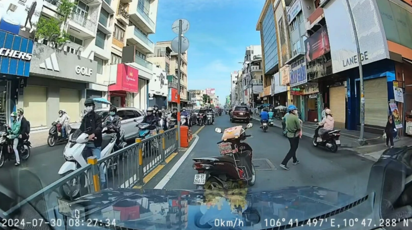 ông T bỏ lại xe máy giữa đường gây cản trở giao thông được camera hành trình xe ô tô ghi lại. Ảnh: PLO.