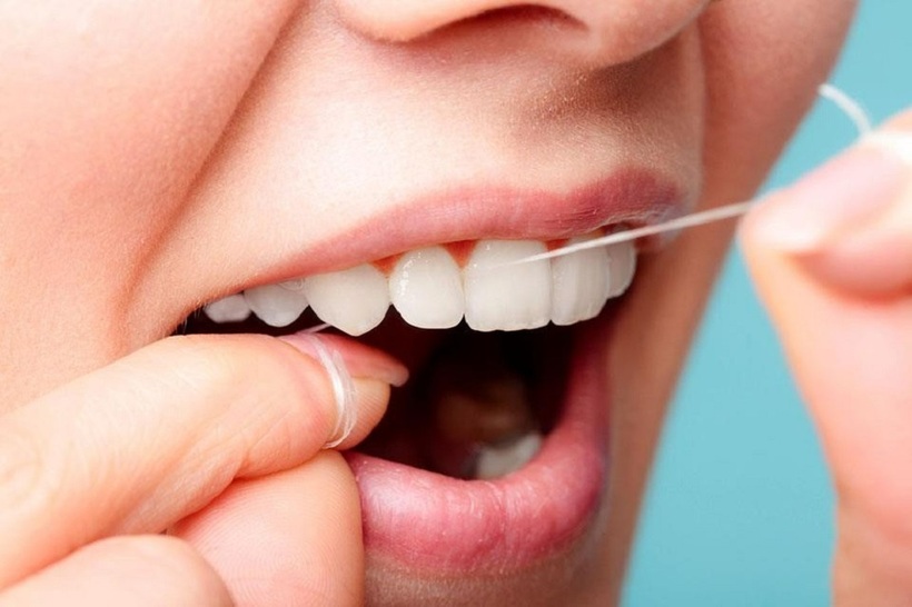 Chỉ nha khoa là công cụ hiệu quả nhất để loại bỏ mảng bám và thức ăn mắc kẹt giữa các kẽ răng.