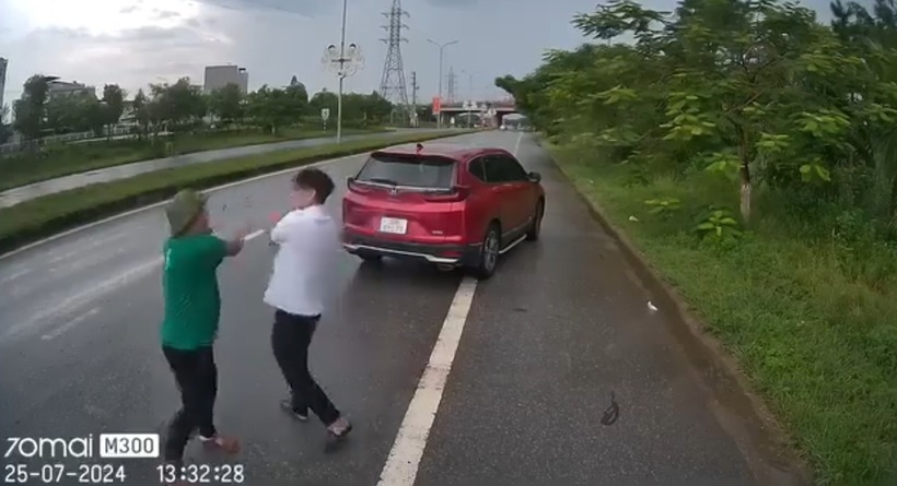 Hình ảnh vụ việc được cắt từ clip. Ảnh: Giao thông