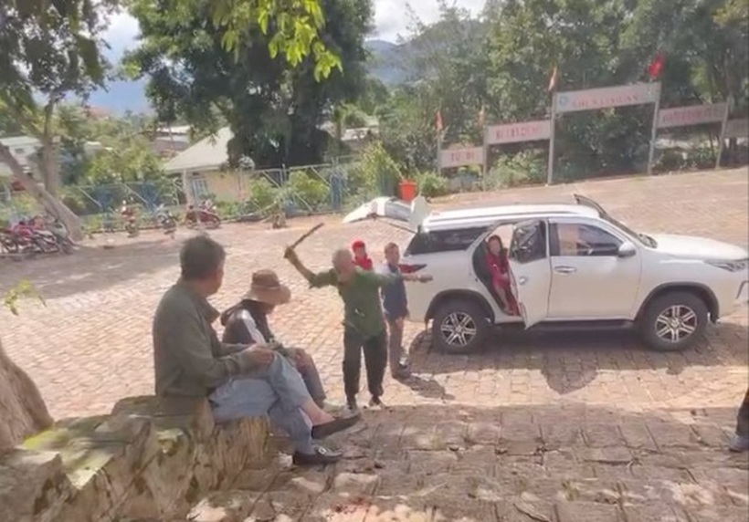 Hình ảnh bảo vệ đánh người bán vé số ở chùa Linh Ẩn. Ảnh: Thanh Niên