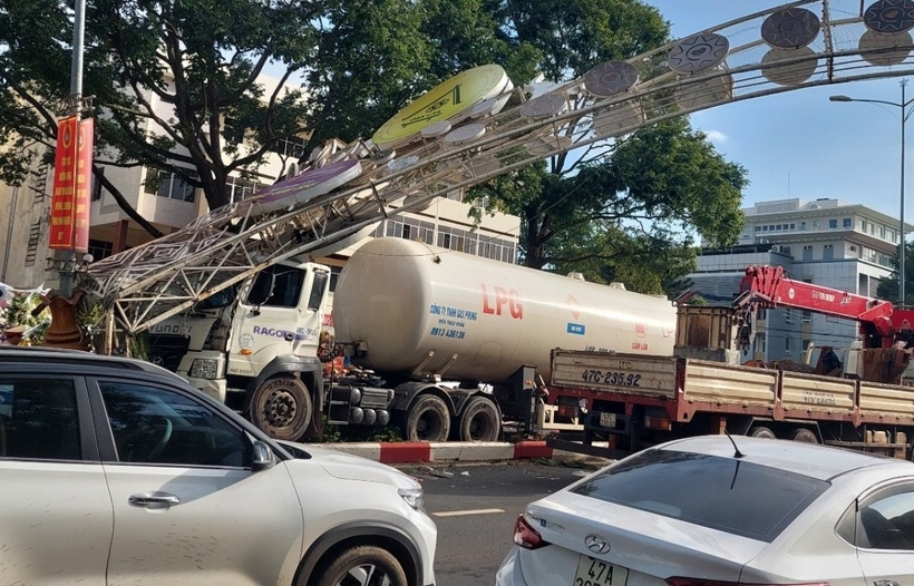 Vụ tai nạn không gây thiệt hại về người, nhưng xảy ra vào trước giờ đi làm buổi sáng, khiến giao thông qua khu vực này bị ảnh hưởng, người đi đường vô cùng sợ hãi.