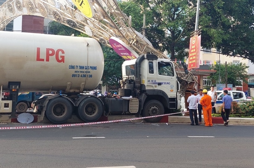 Bước đầu, lực lượng chức năng nhận định ông Nam thiếu chú ý quan sát, dẫn đến tai nạn.