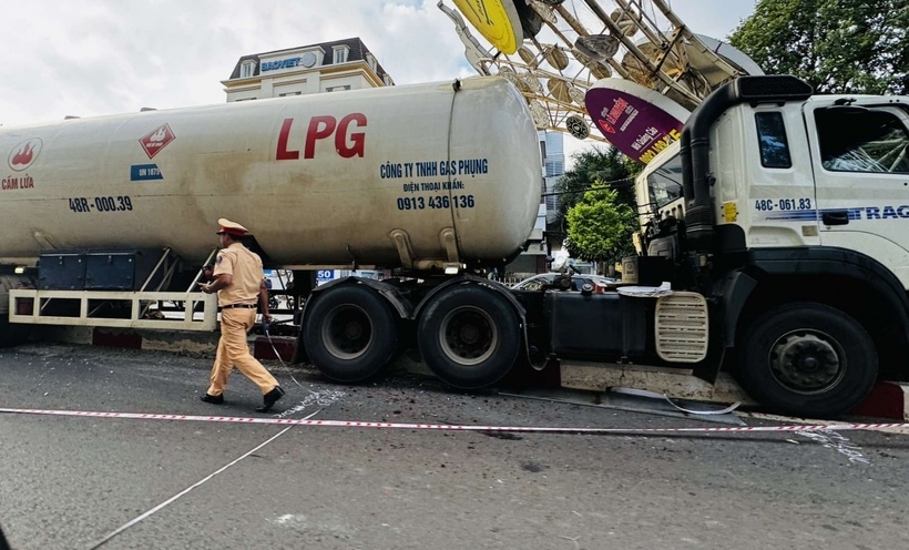 Hiện các lực lượng chức năng đang khắc phục sự cố, điều tra nguyên nhân vụ tai nạn.