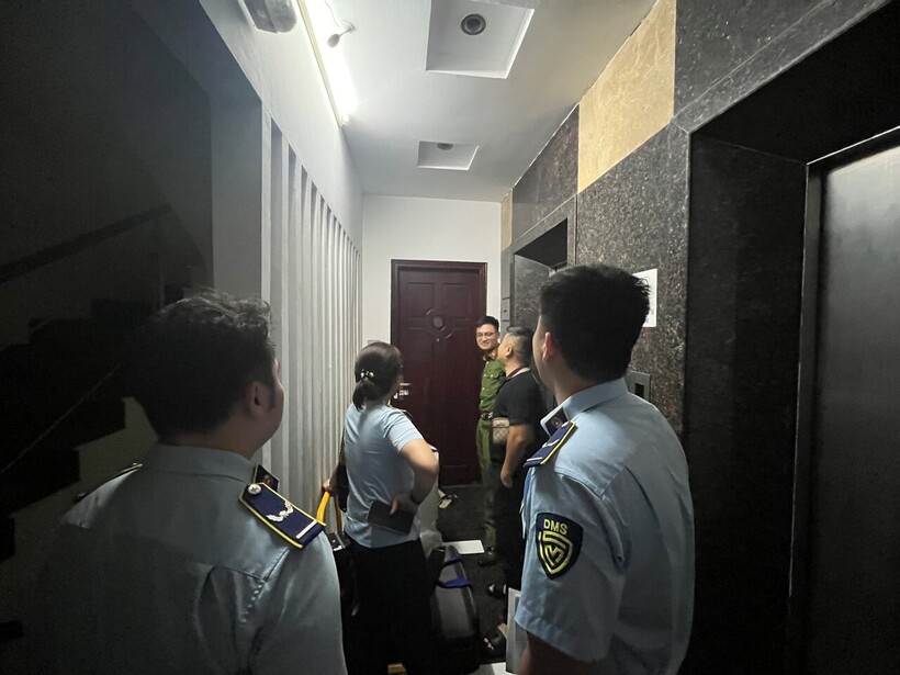 Thời điểm Đoàn kiểm tra có mặt hiện tại hiện trường, chủ hàng vẫn chốt cửa ra vào của điểm chứa trữ hàng hóa.
