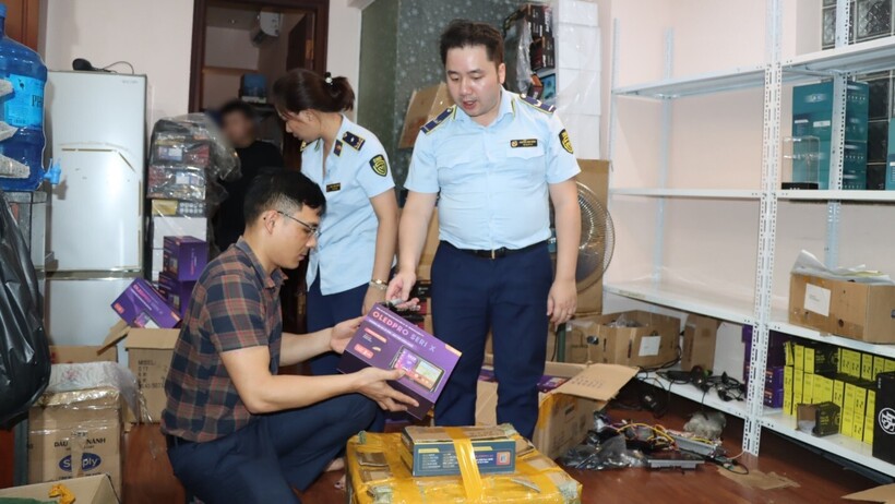 Cơ sở của ông Ph. chủ yếu kinh doanh màn hình và camera hình trình sử dụng trên xe ô tô các nhãn hiệu Oledpro, X7 Metal Shell…