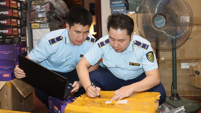 Đoàn kiểm tra tiến hành lập Biên bản vi phạm hành chính đối với chủ hàng vi phạm.
