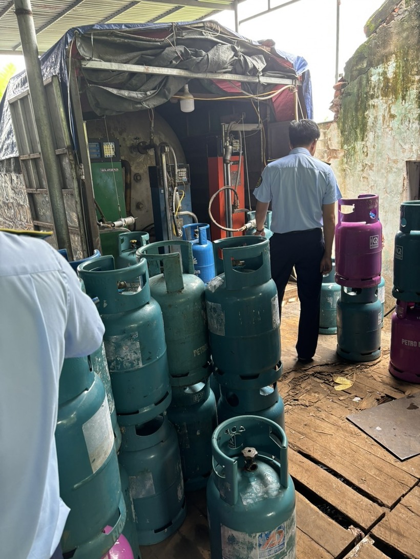 Hà Nội: Phát hiện điểm san chiết gas trái phép với số lượng lớn - 1