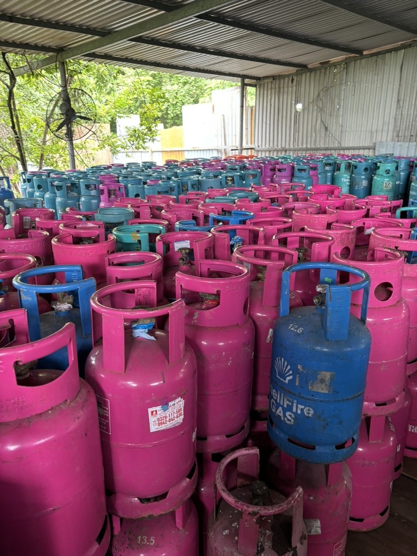 Hàng trăm vỏ bình ga mang các thương hiệu khác nhau.