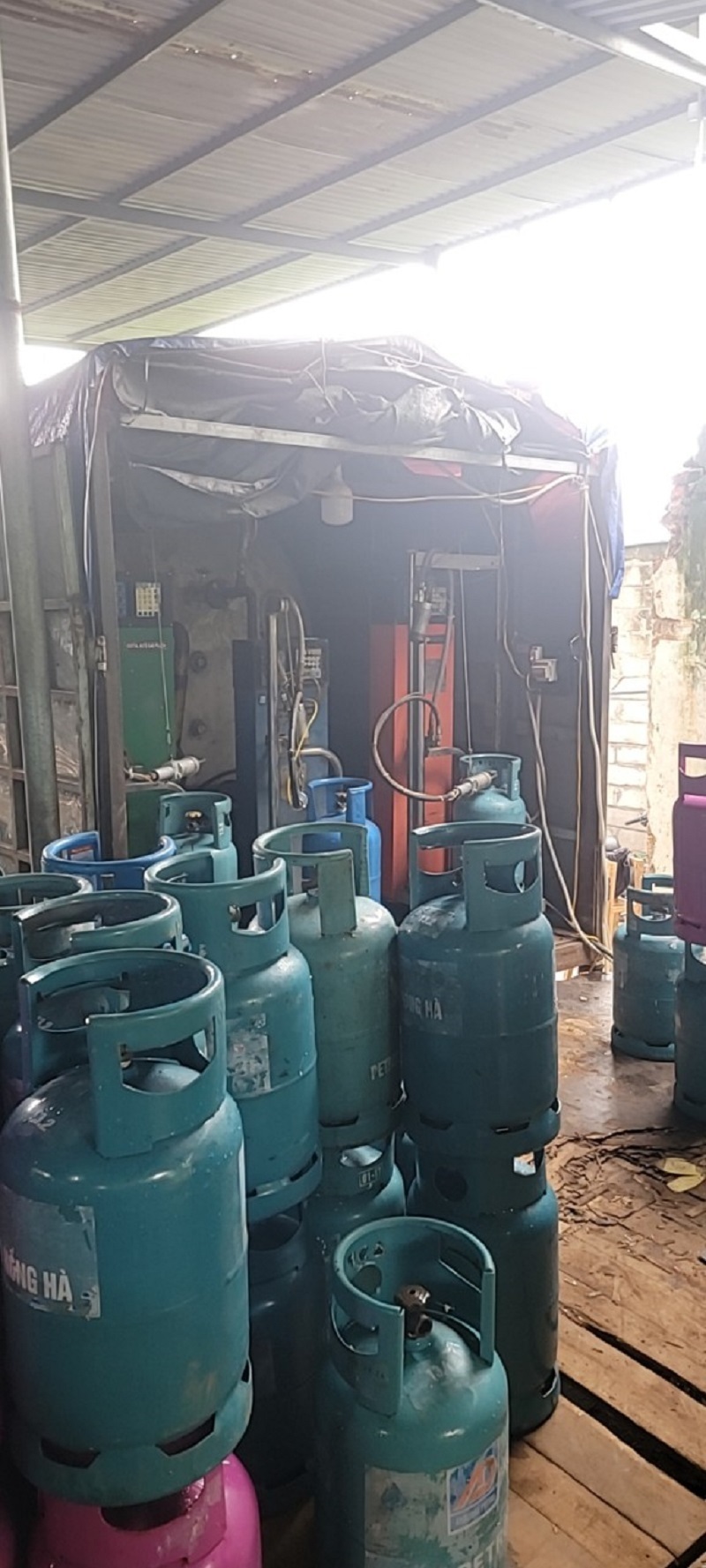 Hà Nội: Phát hiện điểm san chiết gas trái phép với số lượng lớn - 4