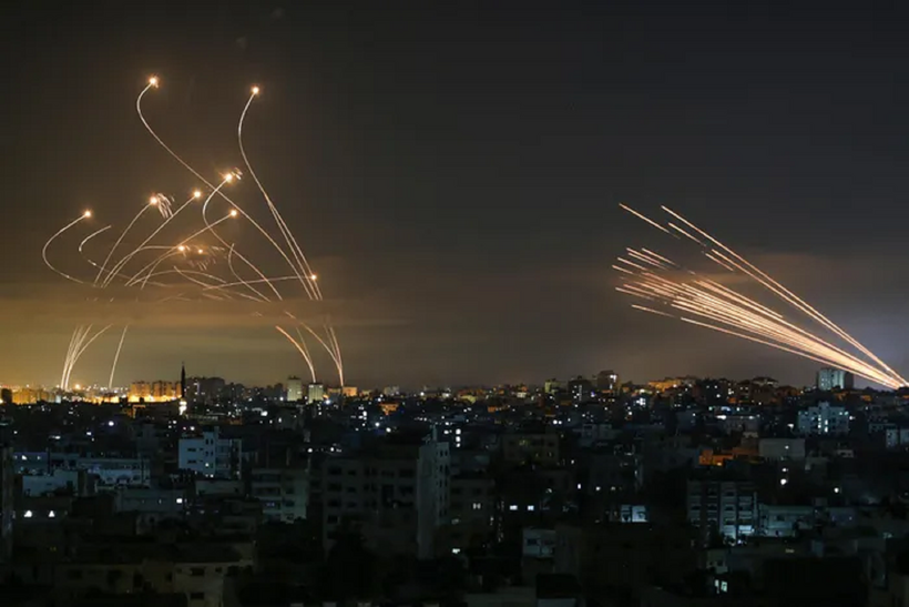 Hệ thống phòng không Vòm Sắt (Iron Dome) của Israel (trái) đánh chặn rocket phóng từ Dải Gaza. Ảnh: Getty Images
