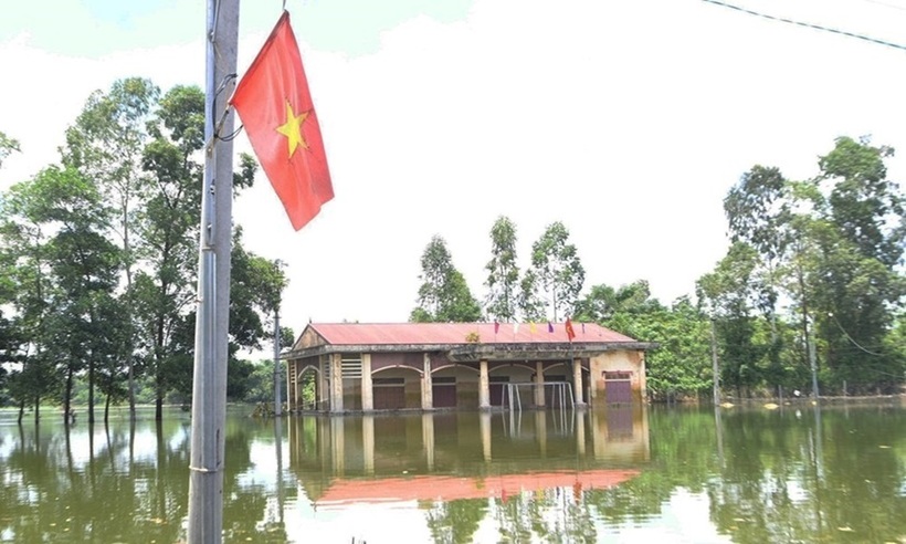 Cho đến thời điểm hiện tại, nhiều khu vực nhà dân, nhà văn hóa,.. tại huyện Chương Mỹ vẫn còn chìm trong biển nước.