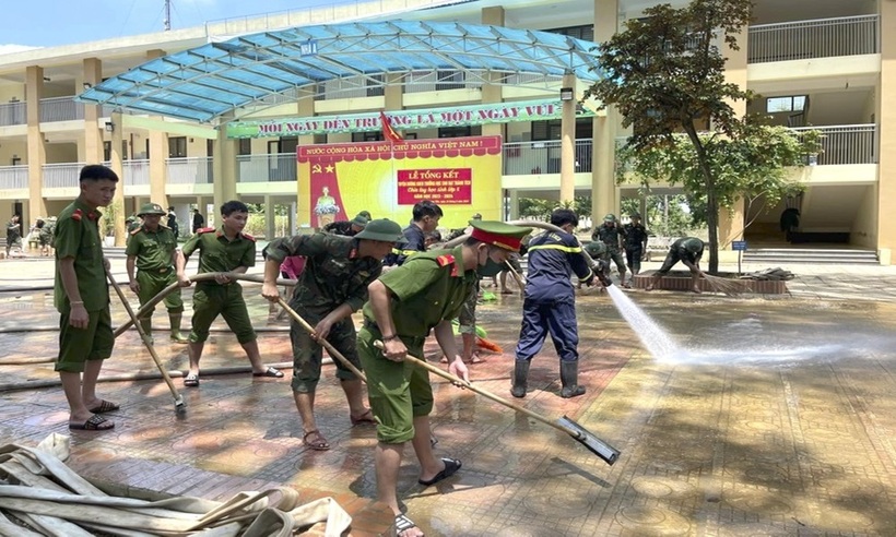 Sau khi nước rút, lực lượng quân đội, công an, thanh niên xung kích hỗ tham gia trợ người dân sửa chữa, vệ sinh nhà cửa, trường học, cơ sở khám chữa bệnh.