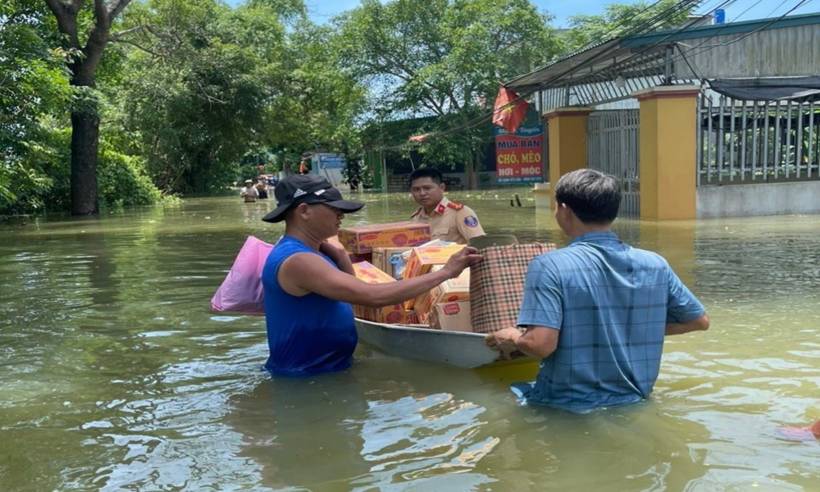 Những thùng nước, thùng mì tôm được đưa đến tận nơi người dân đang bị cô lập.