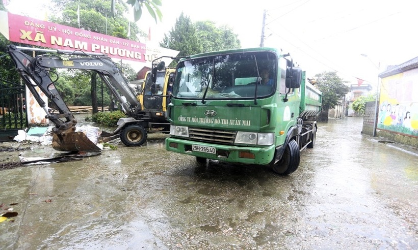 Mọi phương tiện được huy động khắp các địa bàn xã Nam Phương Tiến để hỗ trợ khắc phục hậu quả mưa lũ.