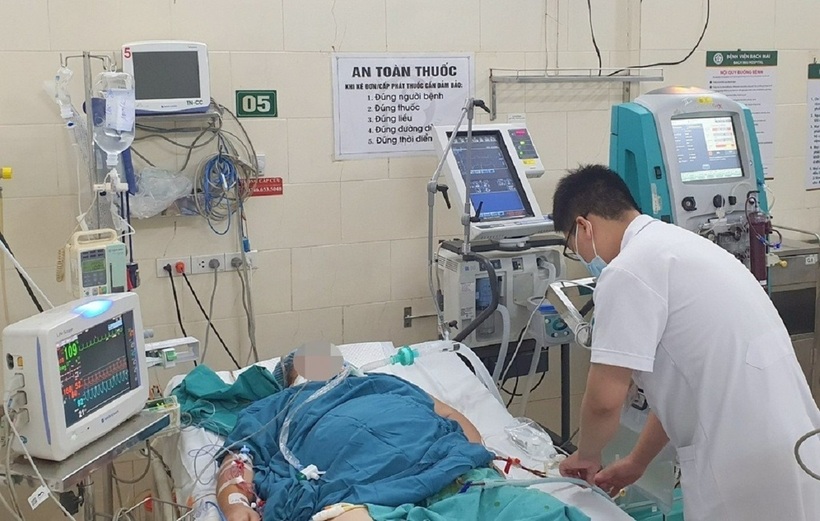 Một bệnh nhân sốt xuất huyết nặng phải lọc máu. Ảnh: ZNews.vn