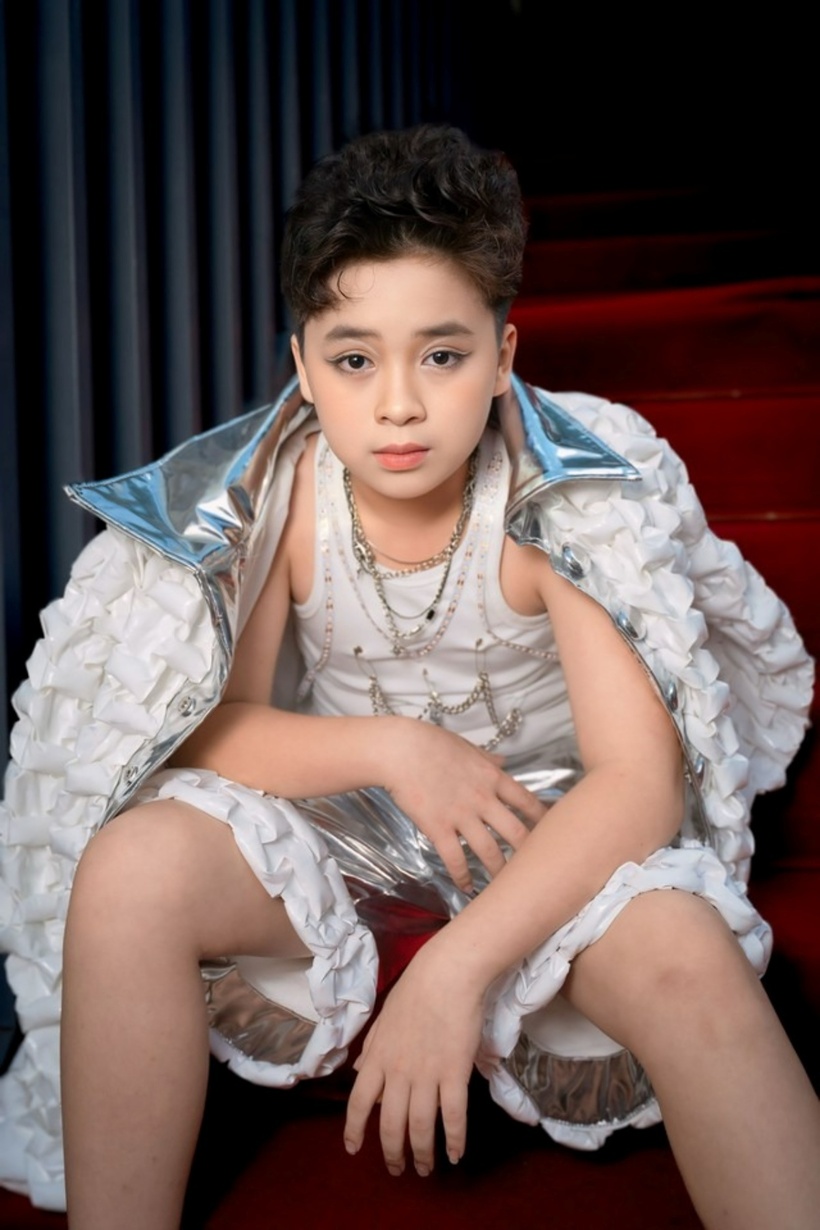 Phong thái của chàng mẫu nhí 13 tuổi rất tự tin.