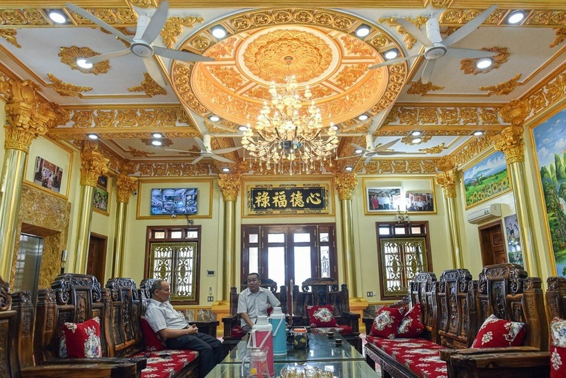 Phòng khách với những đồ đạc quý giá