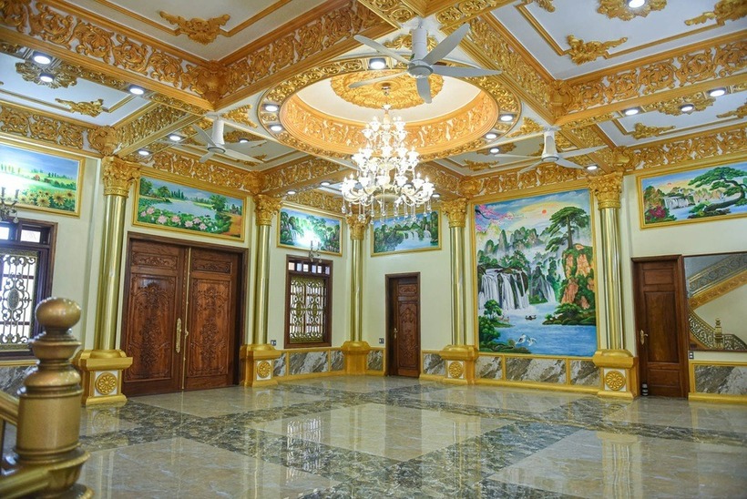 Bên trong tòa lâu đài