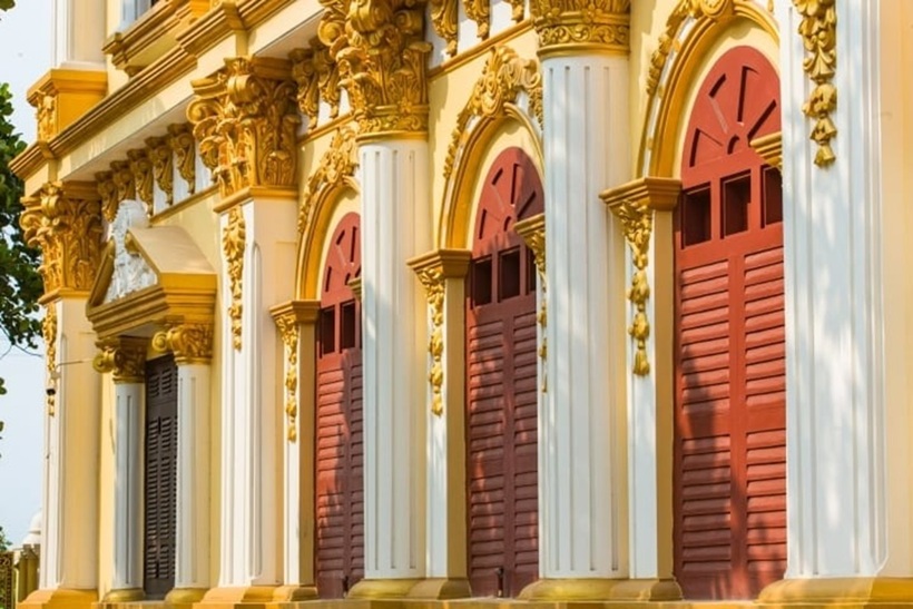 Theo ông Sáu, tòa lâu đài của mình cũng không phải là quá đắt đỏ, phần ngoại thất đến nội thất không phải làm bằng vàng mà chỉ là sơn nhũ vàng