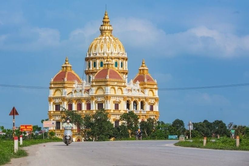 Tòa lâu đài nổi bật giữa vùng quê